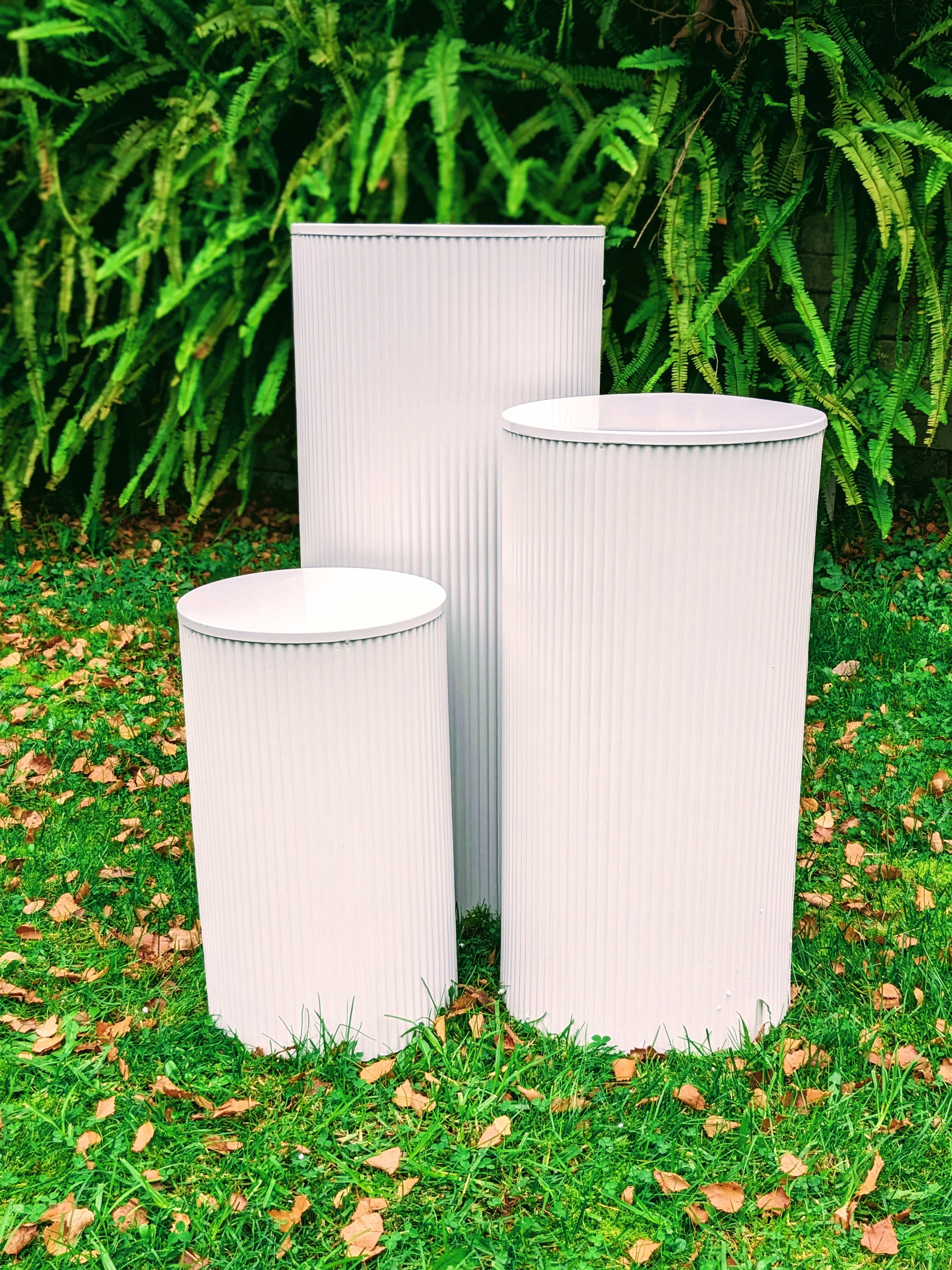 Round Ribbed Plinths - White (Cake Stand) Set of 3 - For Hire – Neon Daddy